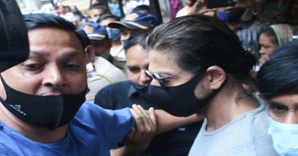 Baap-beta milan via glass fence: Shah Rukh reaches jail to visit Aryan