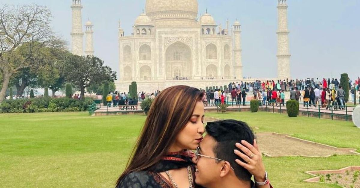 barsharani-bishaya-and-her-husband-spend-beautiful-moments-in-front-of-tajmahal