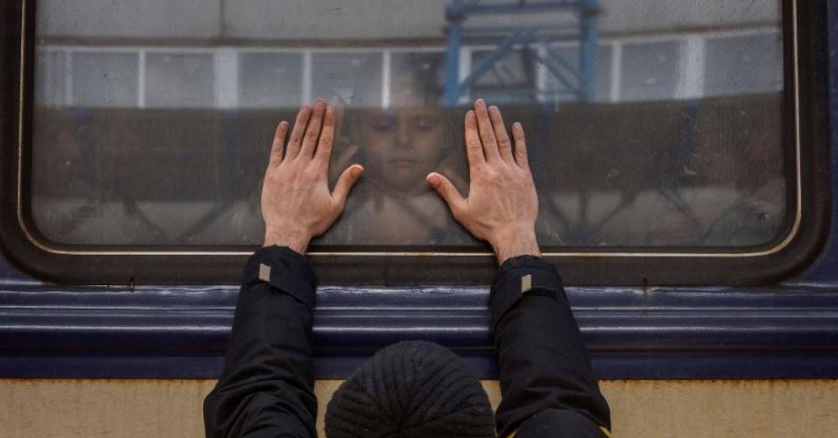 father-says-goodbye-to-his-daughter-on-a-train-to-lviv-at-the-kyiv-station-ukraine