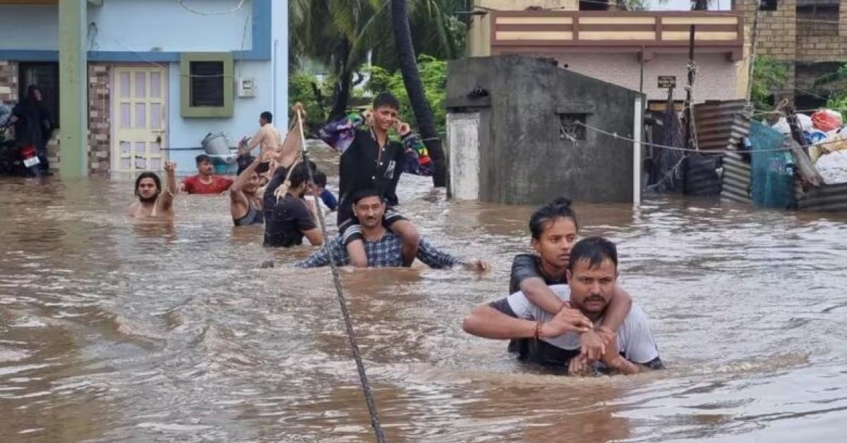 উত্তৰ ভাৰতত প্ৰাকৃতিক বিপৰ্যয়ৰ তাণ্ডৱ, প্ৰধানমন্ত্ৰীৰ গৃহৰাজ্যত বানৰ সংহাৰ লীলা