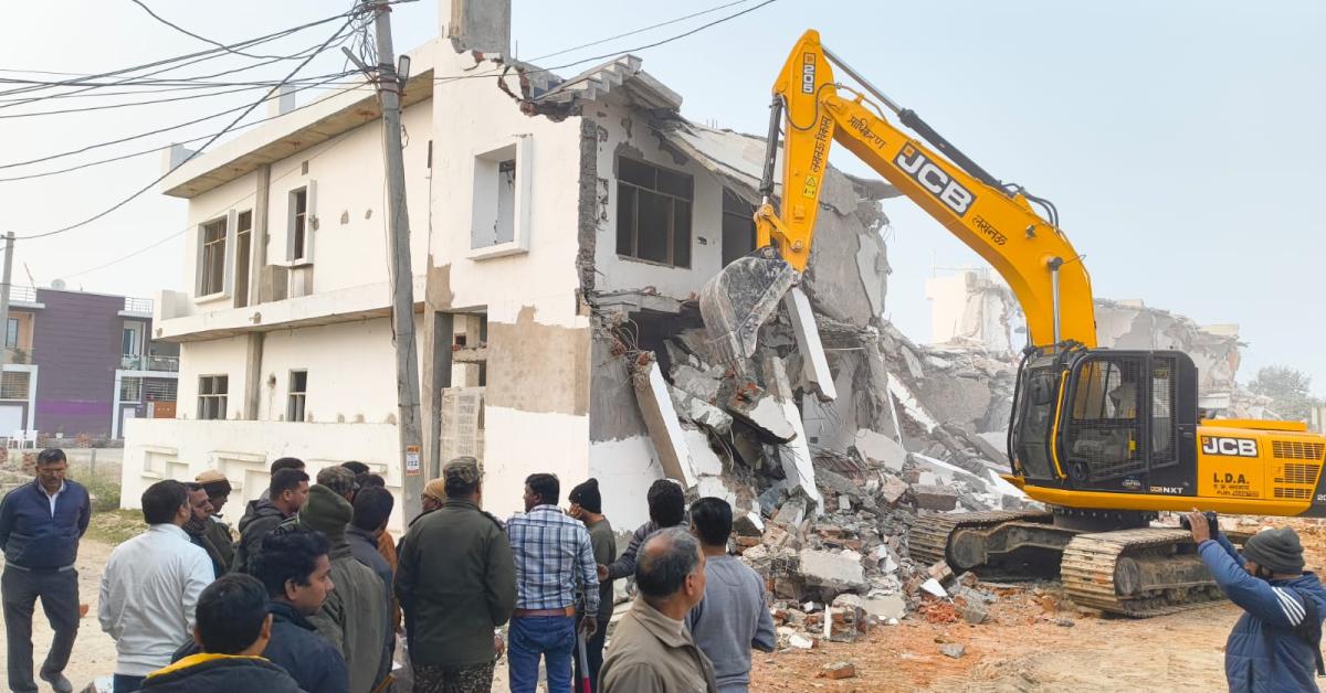लखनऊ विकास प्राधिकरण की बड़ी कार्यवाही, डेढ़ दर्जन से भी ज्यादा मकान पूरी तरह ध्वस्त