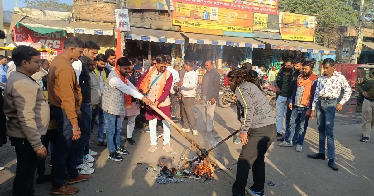 असम के श्रीभूमि में भारत–बांग्लादेश सीमा के पास बजरंग दल और VHP का विरोध प्रदर्शन