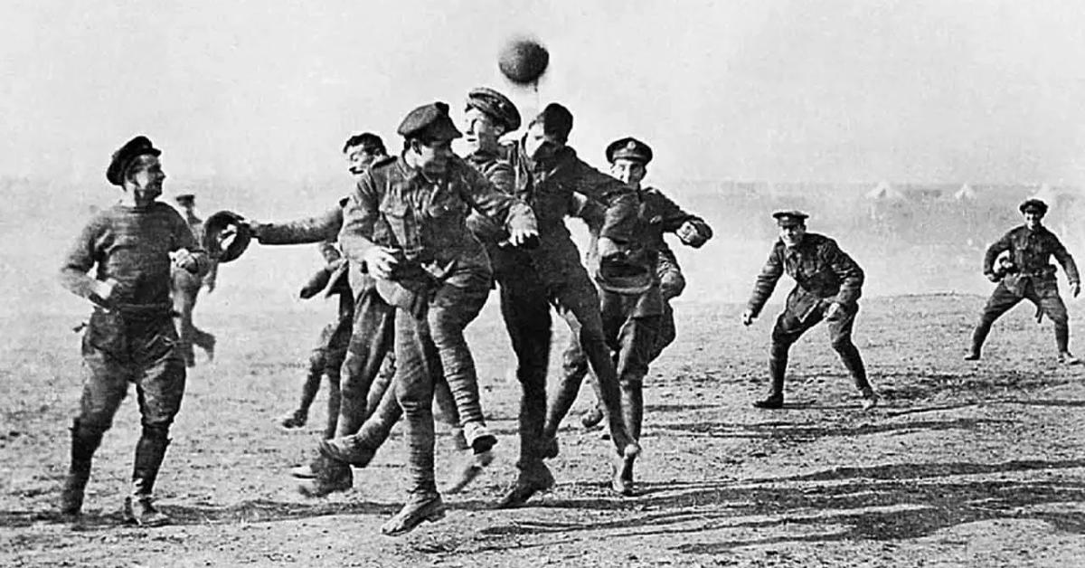 जब प्रथम विश्व युद्ध क्रिसमस पर थम गया और दुश्मन सैनिकों ने साथ खेला फुटबॉल