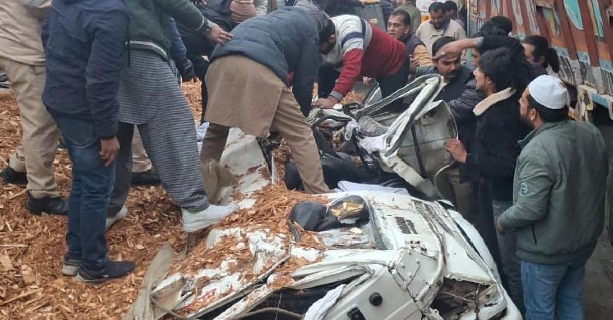 लकड़ी से लदा ट्रक बोलेरो पर पलटा