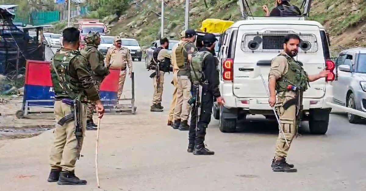 भीड़ ने पुलिस पर हमला कर पहलगाम हमले के समर्थक को छुड़ाया, 10 गिरफ्तार