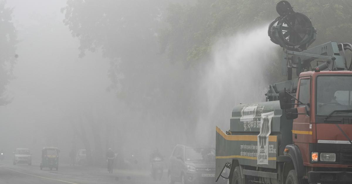 घने कोहरे से दिल्ली बेहाल: 66 उड़ानें रद्द, 60 ट्रेनें देरी से चलीं, AQI और बिगड़ा