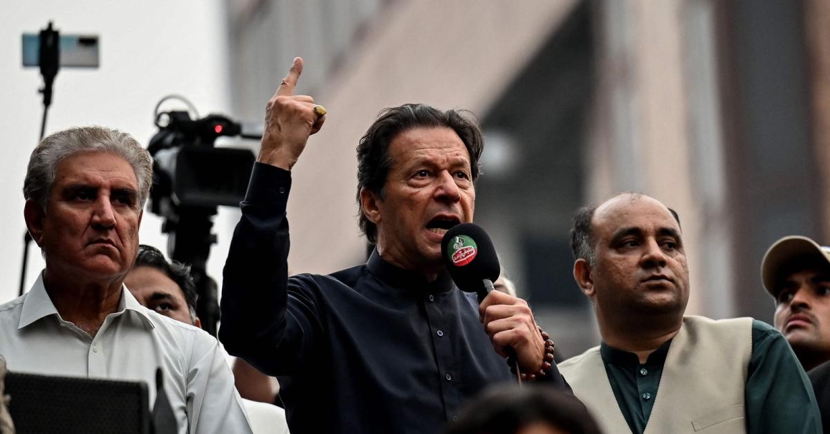 इमरान खान का समर्थन करने वाले 8 पत्रकारों को आजीवन कारावास