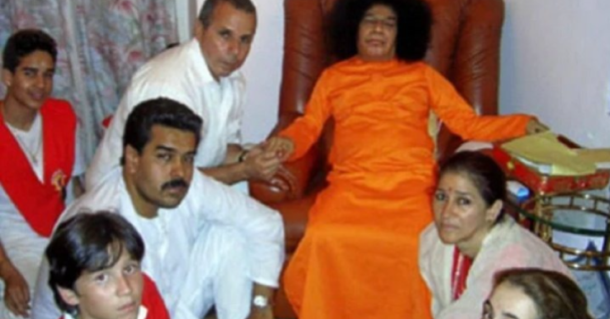 ২০০৫ সালের ডিসেম্বরে নিকোলাস মাদুরো, তার স্ত্রী সিলিয়া ফ্লোরেস এবং সাই বাবা