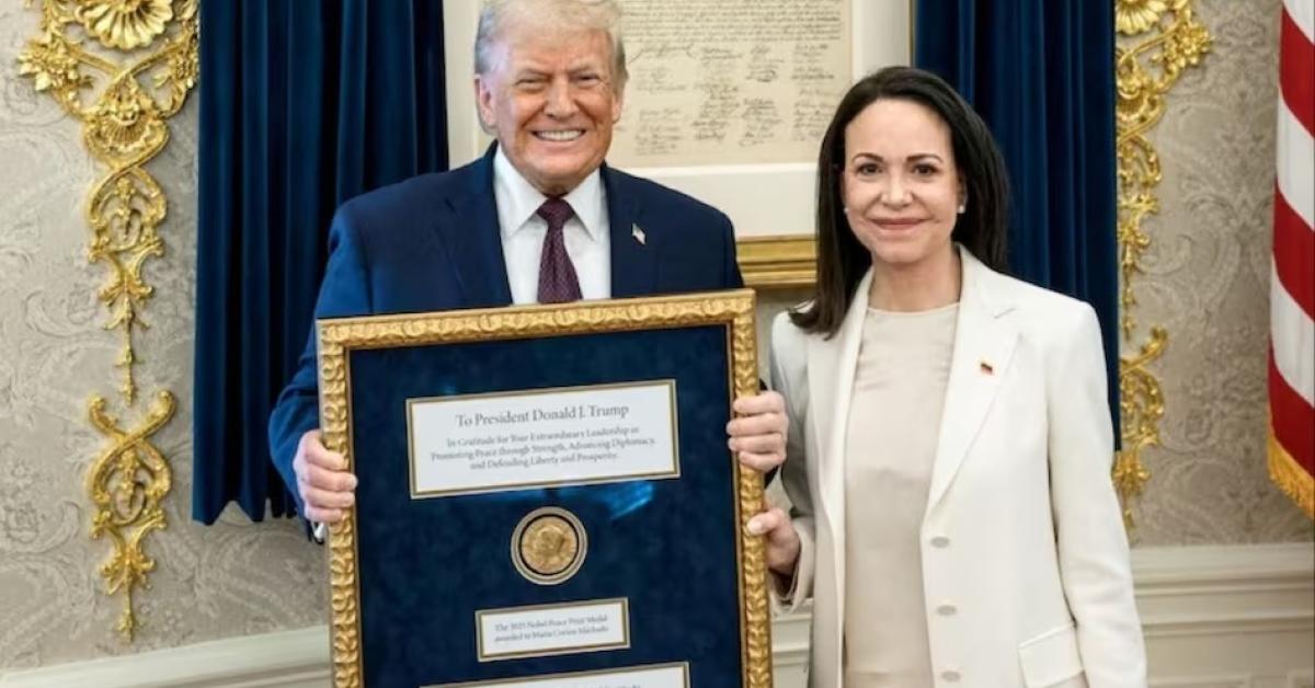 ट्रंप को सौंपा गया नोबेल मेडल, लेकिन क्या शांति पुरस्कार ट्रांसफर हो सकता है? लेकिन नियम क्या कहते हैं