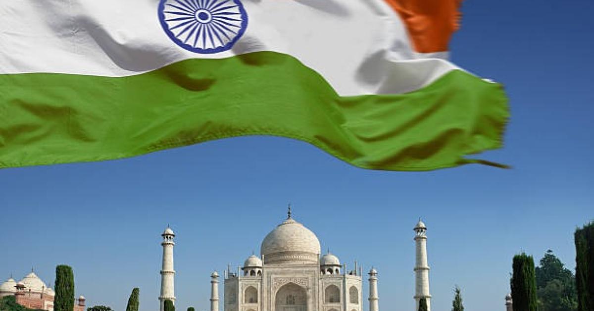 তাজমহলে জাতীয় পতাকা উত্তোলন নিয়ে বিতর্ক