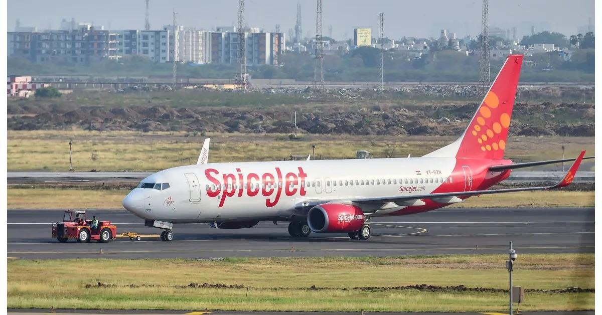 উড়ানের পরই ইঞ্জিনে ত্রুটি, দিল্লিতে জরুরি অবতরণ স্পাইসজেট বিমানের-১৫০ যাত্রী নিরাপদ