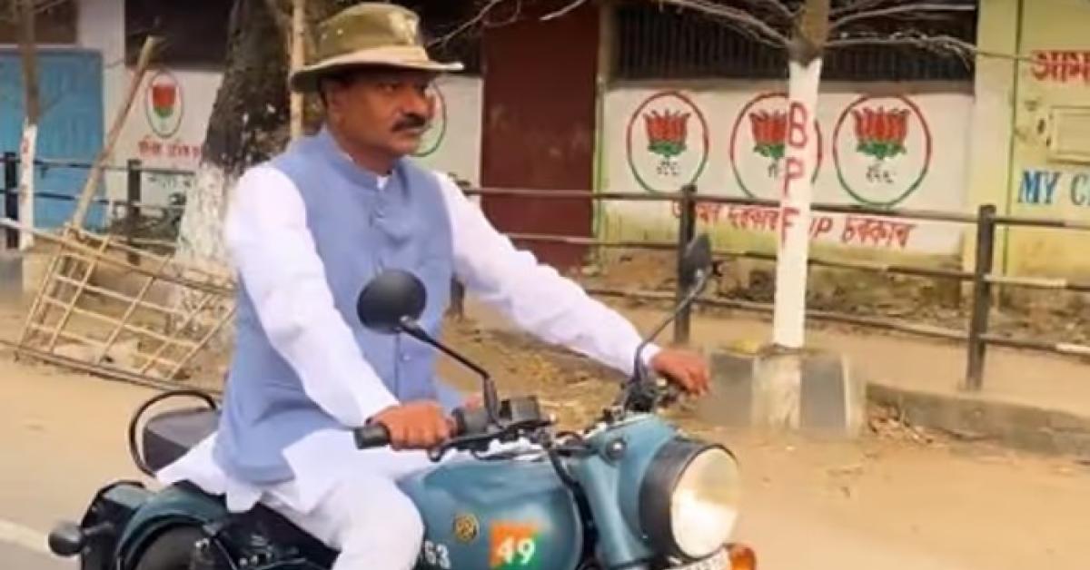 ‘क्या हेलमेट सिर्फ आम लोगों के लिए?’: मंत्री अशोक सिंघल बिना हेलमेट बाइक चलाने पर विवादों में