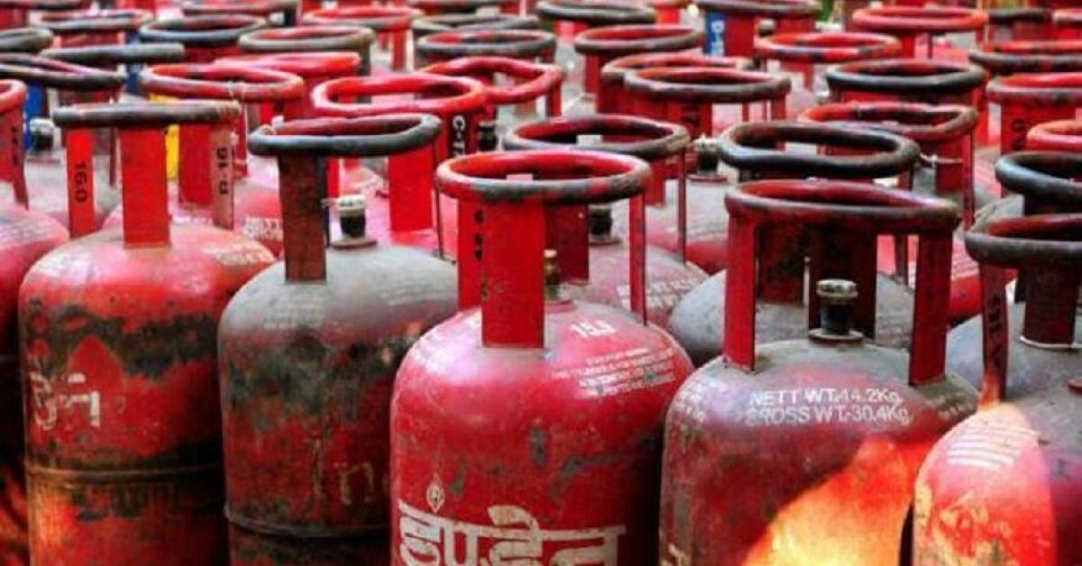 মার্চে ফের দাম বাড়ল ১৯ কেজির বাণিজ্যিক গ্যাস, ঘরোয়া সিলিন্ডারের মূল্য অপরিবর্তিত