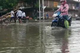 ঘৰে ঘৰে গেলা পানী সোমাইছে 