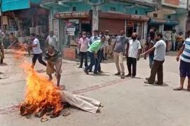 ৰাজপথত ডাউ ডাউকে জলিল চিনিৰ নিৰ্মিত টিভি সহ মোবাইল ফোন 