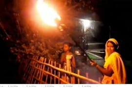  হাতত জুমুঠি-বলম লৈ হাতী খেদিবলৈ ওলাই আহিল গৃহিনীয়ে