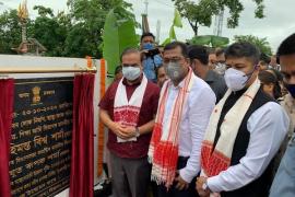  STORY - নগাঁৱত হিমন্ত বিশ্ব শৰ্মা । যাতায়তৰ বাবে মুকলি কৰিলে ভূঞাপট্টি দলং ।   ANCHOR+VO : অৱশেষত  যাতায়তৰ বাবে মুকলি হ’ল নগাঁও চহৰৰ ভূঞাপট্টি দলং ৷ নগাঁও চহৰৰ ভূঞাপট্টিত কলঙৰ ওপৰত ১৯৮৯ চনতে তদানীন্তন অগপ চৰকাৰৰ আমোলত নিৰ্মাণ কৰা পকী দলং খন বিগত তিনি দশক ধৰি সম্পূৰ্ণৰূপে পৰিত্যক্ত অৱস্থাত আছিল ৷ সংযোগ হোৱা নাছিল দলংখনৰ দুইমূৰ । নগাঁও পুলিচ ৰিজাৰ্ভ আৰু ভূঞাপট্টি সংযোগী পৰিত্যক্ত দলংখনৰ দুই মূৰৰ Approach নিৰ্মাণ কৰি ৰাইজৰ বাবে শুকুৰবাৰে দলংখন মুকলি কৰে স্বাস্থ্য, শিক্ষা, লোকনিৰ্মাণ আদি দপ্তৰৰ মন্ত্ৰী হিমন্ত 