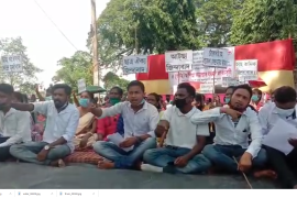 যোৰহাটৰ টোকোলাই চাহ গৱেষনা কেন্দ্ৰৰ সন্মুখত চাহ শ্ৰমিকৰ উত্তাল প্ৰতিবাদ