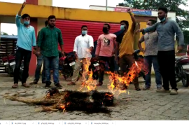  সদৰ থানাৰ সন্মুখতে জ্বলিল আৰক্ষীৰ পুত্তলিকা