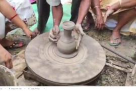 মৃৎ শিল্পীক বৈদ্যুতিক যন্ত্ৰৰ সহায়ত মাটিৰ পাত্ৰ নিৰ্মানৰ প্ৰশিক্ষণ 