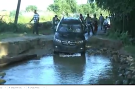  নদীৰ পানী বাঢ়িলে স্তব্ধ হয় যাতায়ত