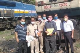 নজিৰবিহীন ঘটনা/ৰাজ্যৰ বন বিভাগে জব্দ কৰিলে ৰেলৰ ইঞ্জিন/দুটাকৈ হাতীক মহতীয়াই নিছিল ৰেলখনে