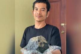 এটা উল্কাপিণ্ডই নিশাৰ ভিতৰতে কোটিপটি কৰিলে ইন্দোনেছিয়ান যুৱকক