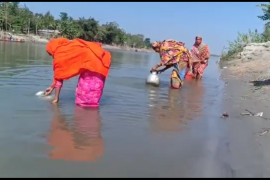 নদীৰ লেতেৰা পানী সেৱন কৰি প্ৰাণ বচাইছে একাংশই