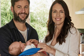 আনুষ্ঠানিক বিবাহ নোহোৱাকৈ ঘনিষ্ঠ বন্ধুৰ সৈতে সহবাস কৰি মাতৃত্ব লাভ