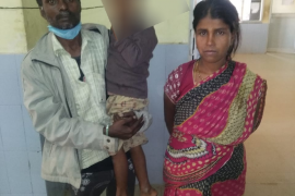 চিকিৎসাৰ  বাবে নিজৰ আন এক ৬ বছৰীয়া পুত্ৰ সন্তানক বিক্ৰী কৰিবলৈ গৈ নিৰাপত্তাৰক্ষীৰ হাতত ধৰা পৰিল পিতৃ