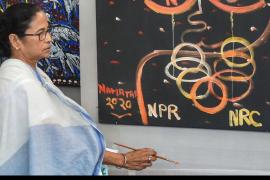 ধৰ্ণাত বহি ছৱি আঁকিলে মমতা বেনাৰ্জীয়ে 