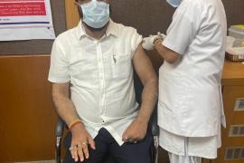  ভেকচিনৰ প্ৰথম ড'জ গ্ৰহণ আছুৰ মুখ্য উপদেষ্টা ড° সমুজ্জল কুমাৰ ভটাচাৰ্যৰ