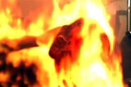 কৰ'না টেষ্ট পজিটিভ অহাৰ পিছতে কেৰাচিন ধালি এগৰাকী মহিলাই  জ্বলালে নিজক