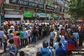 কাইলৈৰ পৰা লকডাউন, সুৰাৰ দোকানত গ্ৰাহকৰ ভিৰ  