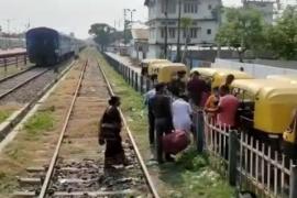 পৰীক্ষা কৰোৱাৰ ভয়ত পলায়ন শতাধিক ৰে'ল যাত্ৰীৰ  