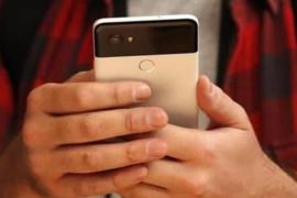 হাতত লৈ থকা ফোনটোৱে প্ৰাণ ল'লে মহিলাৰ