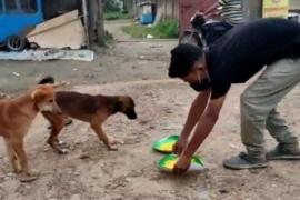 প্ৰায় ২০০ জীৱ-জন্তুক প্ৰতিদিনেই খাদ্যৰ যোগান ধৰিছে দুই যুৱকে