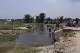 চৰকাৰে নকৰাত নিজেই হাতে কামে পথ নিৰ্মানৰ চেষ্টা ৰাইজৰ