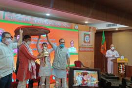 মুখ্যমন্ত্ৰীৰ উপস্থিতিত সভাপতিৰ দায়িত্ব গ্ৰহণ কৰে ভৱেশ কলিতাই