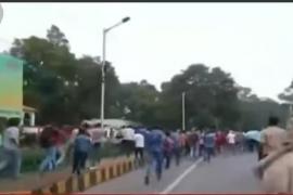 বিহাৰৰ ৰাজধানী পাটনাত প্ৰতিবাদকাৰীৰ ওপৰত জপিয়াই পৰিল আৰক্ষী