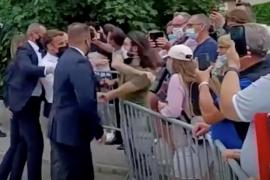 ৰাজহুৱা স্থানতে ফ্ৰান্সৰ ৰাষ্ট্ৰপতিক চৰ সোধালে এজন যুৱকে 