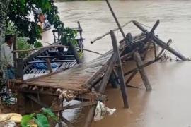 নদীৰ বাঢ়নী পানীয়ে উটুৱাই নিলে ফুট ব্ৰীজ