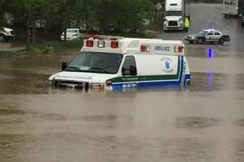 গুজৰাটৰ কৃত্ৰিম বানত আবদ্ধ হৈ পৰে এম্বুলেন্স