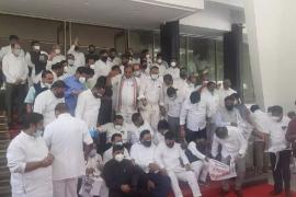 প্ৰিজাইডিং অফিচাৰৰ সৈতে দুৰ্ব্যৱহাৰ কৰাৰ বাবে এবছৰৰ বাবে মহাৰাষ্ট্ৰ চৰকাৰে নিলম্বন কৰিলে বিজেপিৰ বিধায়কক