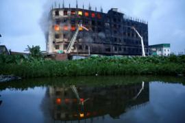 ৰাসায়নিক দ্ৰৱ্য আৰু প্লাষ্টিক বটলৰ বাবে জুইৰ শিখাই ততালিকে আৱৰি ধৰে সমগ্ৰ বিল্ডিংটো