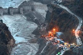 Terrible landslide! 7 people buried alive 2 children