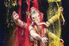 Devotees throng temples to visit Lord Ganesha, the entire country facing Ganesh Vandana