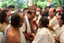 What special gift did Dr. Pitambar Dev Goswami give to the Chief Minister at Shri Auniati Sattar?