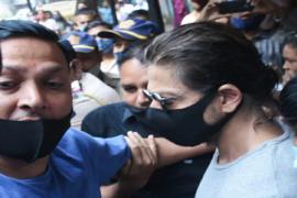 Baap-beta milan via glass fence: Shah Rukh reaches jail to visit Aryan