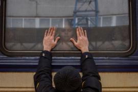 father-says-goodbye-to-his-daughter-on-a-train-to-lviv-at-the-kyiv-station-ukraine